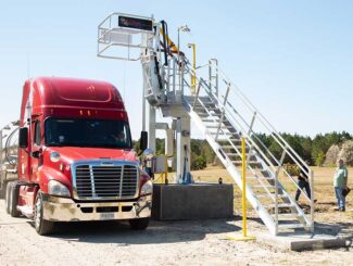 Platform for loading trucks and providing access that has improved fall safety